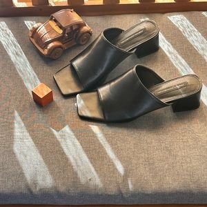 Square toe heels 🔲